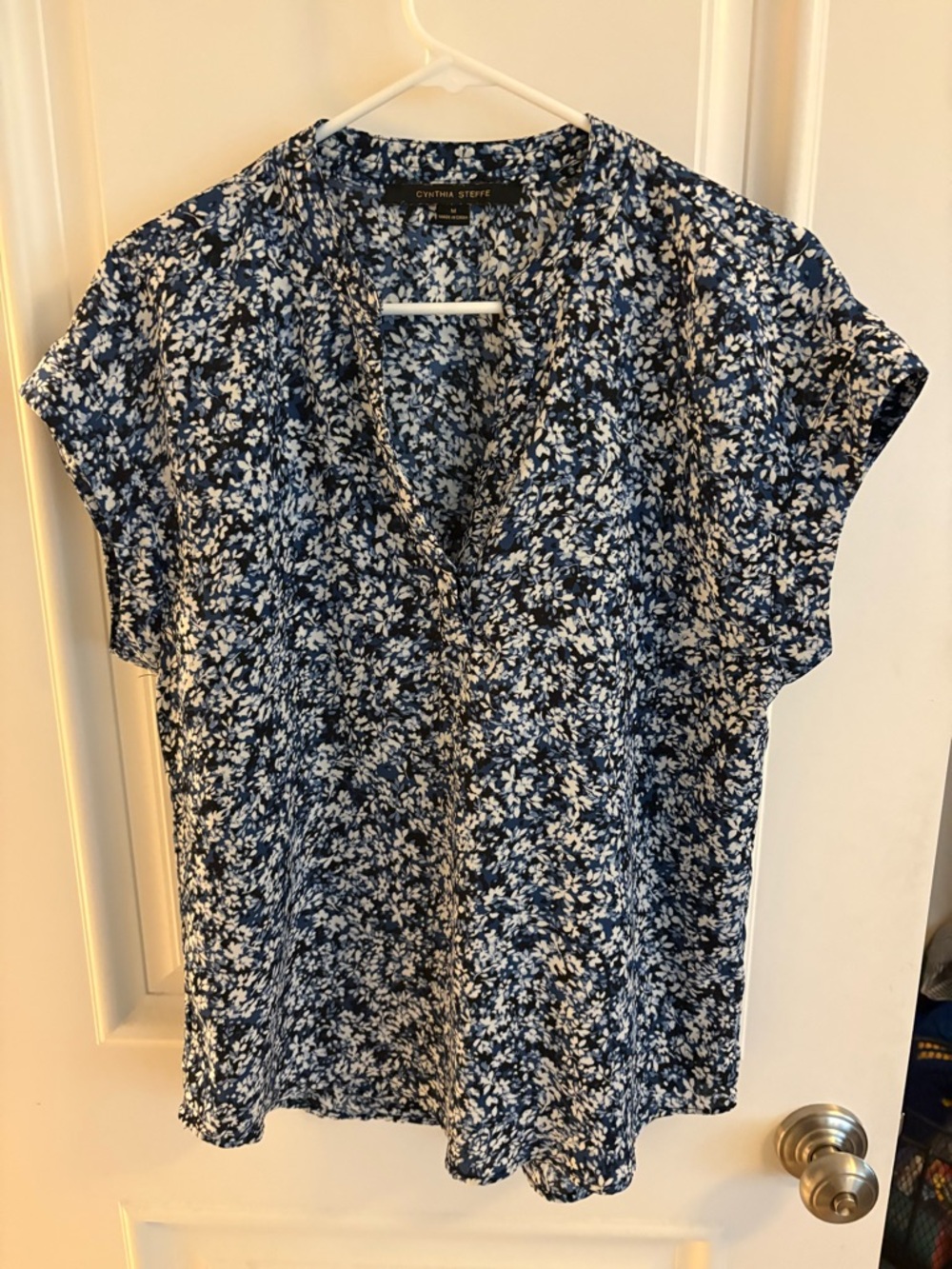 Cynthia Steffe Navy & White Floral V-Neck Women's Top
